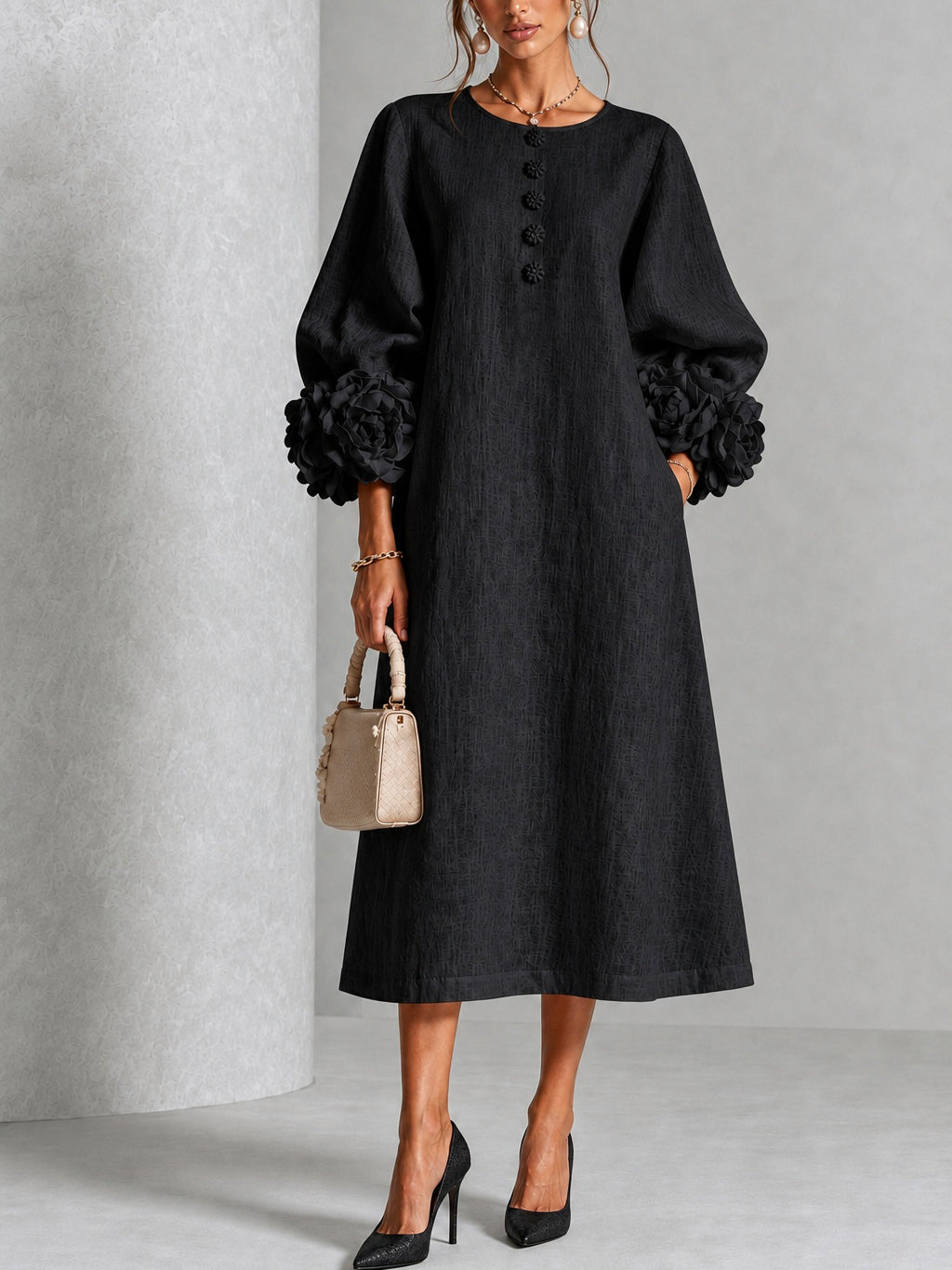 Vestido Midi Negro con Botones Florales y Mangas Florales Extravagantes