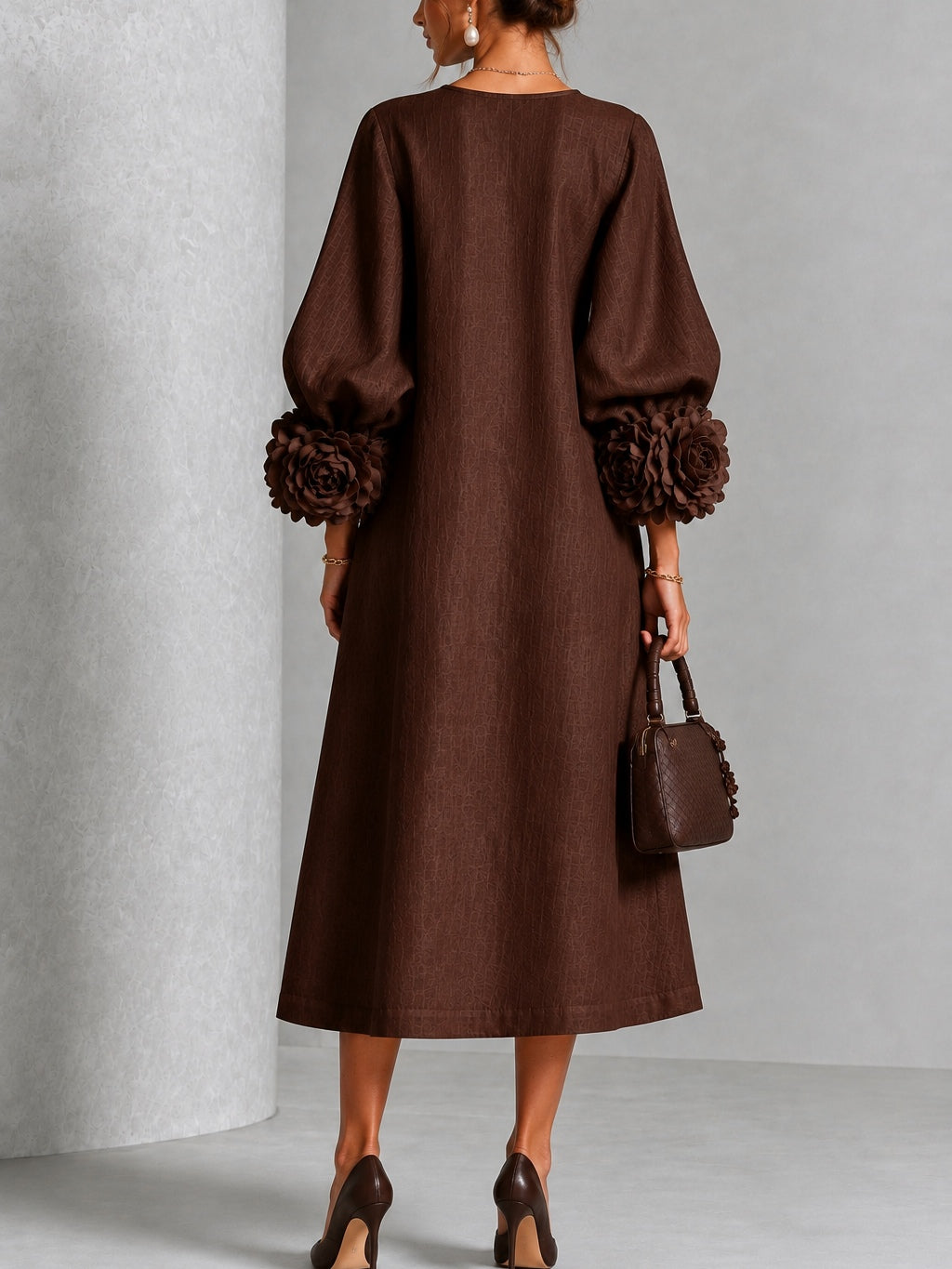 Vestido Midi Marrón con Botones Florales y Mangas Florales Extravagantes